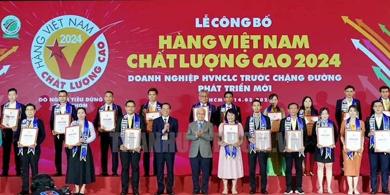 Đồng chí Phan Văn Mãi và đồng chí Phan Thanh Bình trao giấy chứng nhận cho các doanh nghiệp. Ảnh: Thanhuytphcm