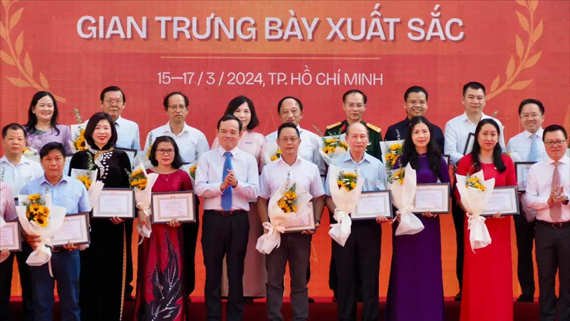 Phó Thủ tướng Chính phủ Trần Lưu Quang trao Giải Gian trưng bày xuất sắc tại lễ bế mạc. Ảnh: HOÀNG HÙNG