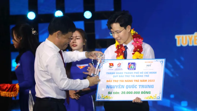 10 tài năng trẻ của TPHCM được tuyên dương và trao bảo trợ