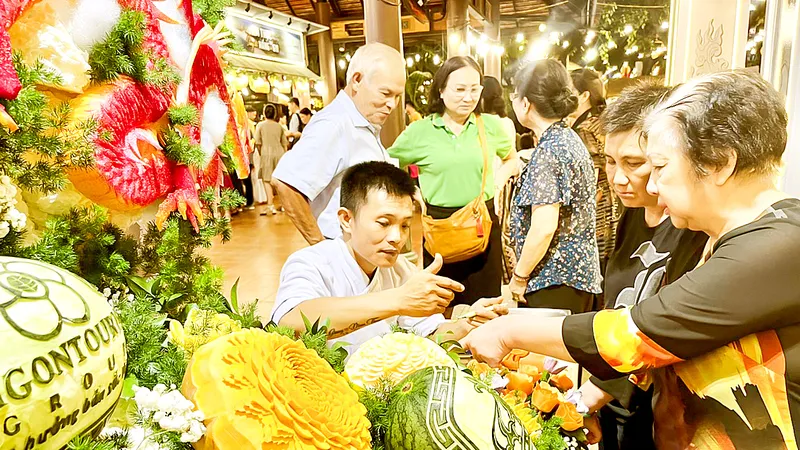 Khách tham quan các sản phẩm được điêu khắc bằng rau củ quả tại Lễ hội Văn hóa Ẩm thực, Món ngon Saigontourist Group 2024, tối 28-3