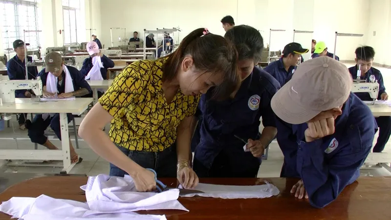 Học viên cai nghiện ma túy ở huyện Xuân Lộc, tỉnh Đồng Nai được học nghề cắt may. Ảnh: HOÀNG BẮC