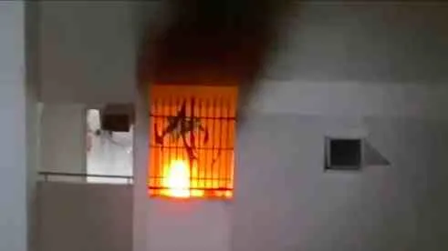 Ngọn lửa bùng cháy dữ dội.