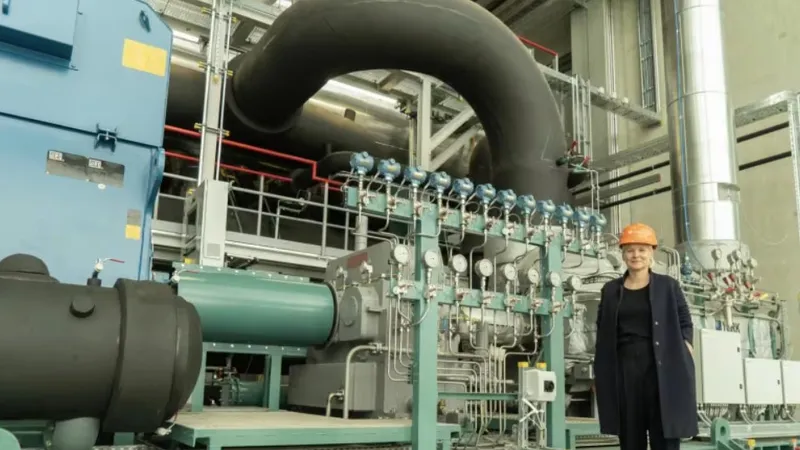 Linda Kirchberger, Giám đốc điều hành Wien Energie bên trong nhà máy. Ảnh: CHANNEL NEWS ASIA 