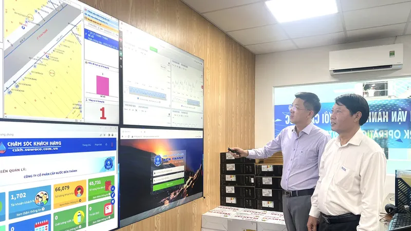 Lãnh đạo Công ty CP Cấp nước Bến Thành theo dõi các hoạt động cấp nước của đơn vị qua Trung tâm NOC