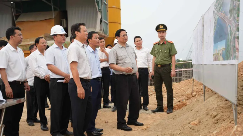 Thủ tướng Phạm Minh Chính dự lễ khánh thành và thị sát 2 dự án trọng điểm tại Thừa Thiên Huế