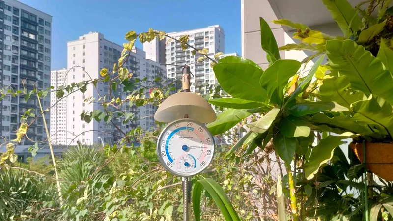 Nhiệt độ ngoài trời tại TPHCM chiều 9-4 là gần 45 độ C. Ảnh: CTV QUỐC ANH
