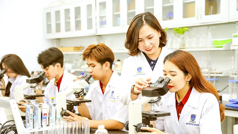 Sinh viên ngành Công nghệ sinh học Trường ĐH Nguyễn Tất Thành học thực hành tại phòng thí nghiệm. Ảnh: THANH HÙNG