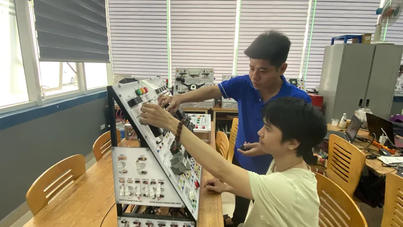 Sinh viên Trường ĐH Sư phạm Kỹ thuật TPHCM trong giờ học thực hành 