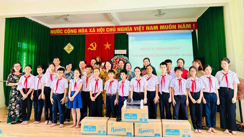 Hội LHPN Việt Nam tặng quà cho Trung tâm Nuôi dạy trẻ khuyết tật Võ Hồng Sơn