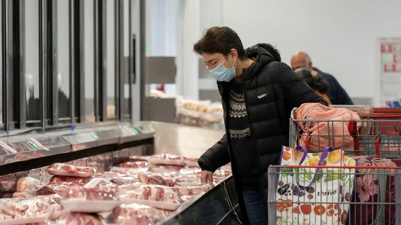 Người tiêu dùng mua hàng trong siêu thị ở Foster City, bang California (Mỹ). Ảnh: THX/TTXVN