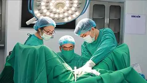 Nhiều người trẻ mắc bệnh trĩ do dùng điện thoại quá nhiều và ngồi lâu