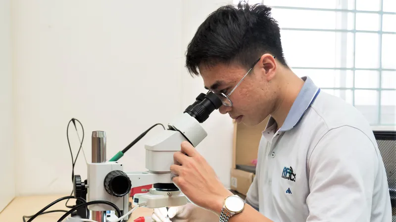 Sinh viên Trường ĐH Bách khoa (ĐHQG TPHCM) học thực hành tại Phòng thí nghiệm Vi mạch và hệ thống cao tần