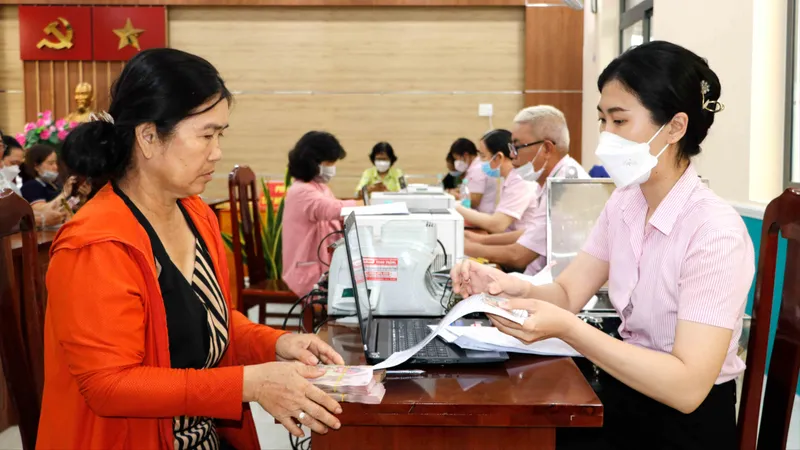 Ngân hàng chính sách xã hội quận 12 giải ngân cho người dân vay vốn hỗ trợ giảm nghèo, giải quyết việc làm