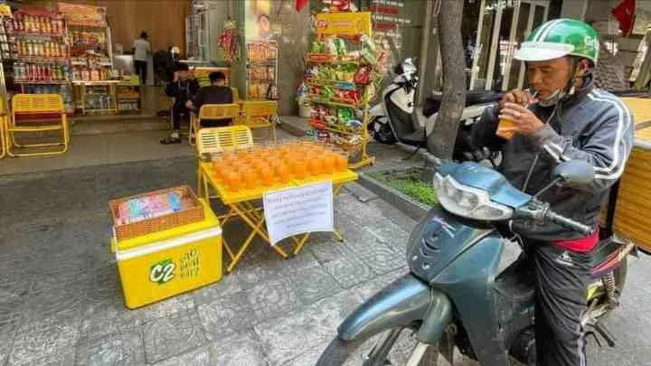 Tại đường Hà Khê, người lao động dừng lại để uống nước cam 