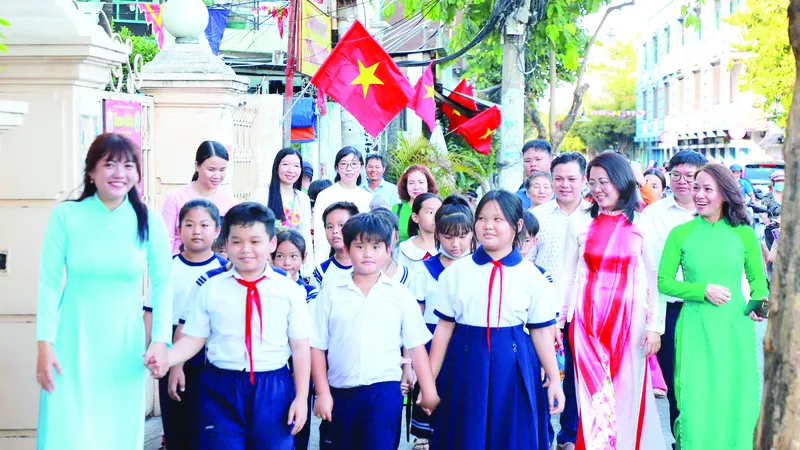 Học sinh tại quận 4 tham quan đường cờ Tổ quốc dịp lễ 30-4