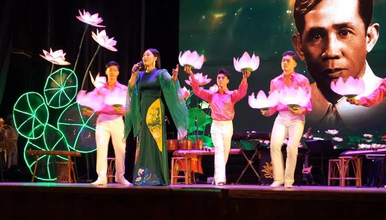 NSƯT Nguyễn Hương Giang biểu diễn bài hát Khắc ghi tên người - bác Ba Lê Duẩn. Ảnh: TRIỆU PHONG