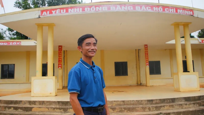 Anh Lô Văn Quyền (Bí thư Chi bộ bản Nậm Xái) tại ngôi trường được dựng lên từ mảnh đất do anh hiến tặng