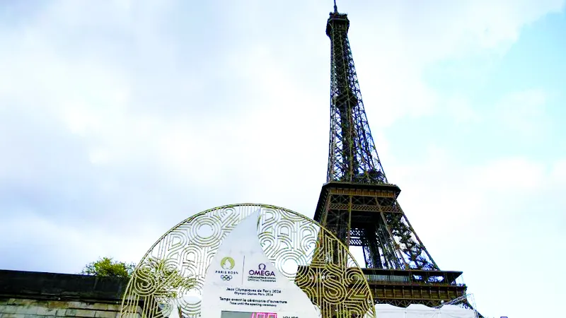 Đồng hồ đếm ngược còn 100 ngày đến Olympic Paris 2024 hôm 13-4. Ảnh: REUTERS