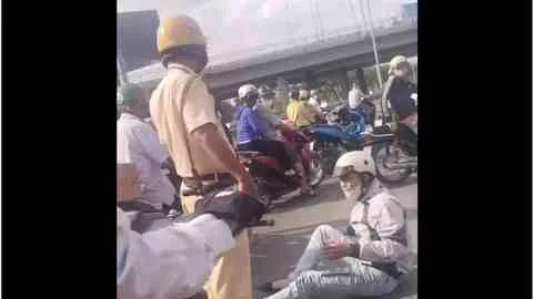 Thông tin kèm clip “CSGT đạp người dân” lan truyền trên mạng