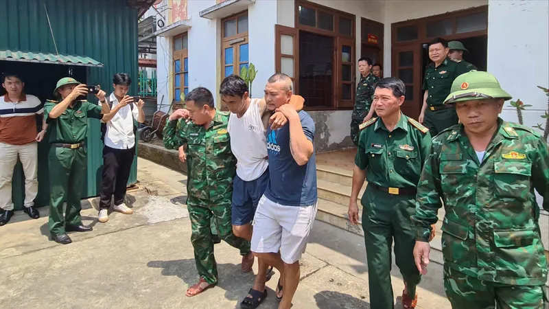 Làng biển đợi con bên chân sóng