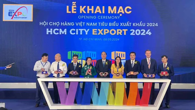 Các đại biểu nhấn nút khai mạc hội chợ Hàng Việt Nam tiêu biểu xuất khẩu 2024