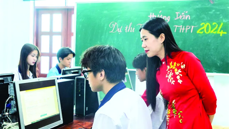 Cán bộ hướng dẫn học sinh Trung tâm Giáo dục phổ thông (Trường ĐH Công thương TPHCM) đăng ký dự thi tốt nghiệp THPT năm 2024. Ảnh: THANH HÙNG