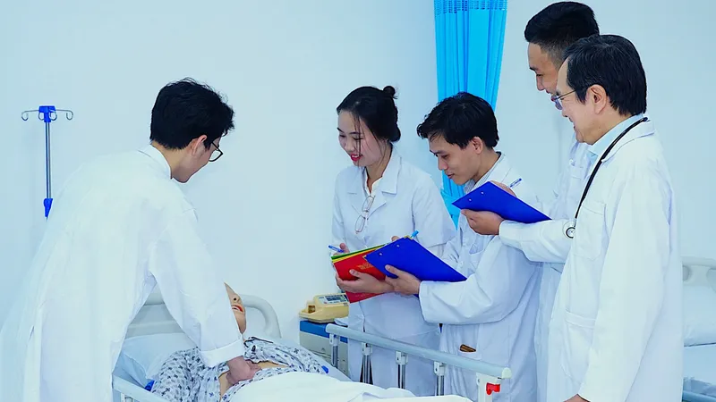 Sinh viên khối ngành sức khỏe Trường Cao đẳng Đại Việt Sài Gòn trong giờ học thực hành