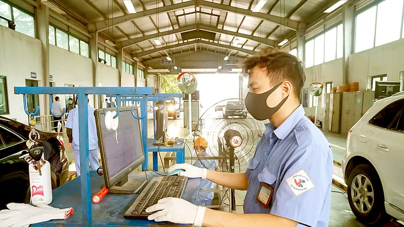 Kiểm tra phương tiện tại một trung tâm đăng kiểm ô tô ở Hà Nội. Ảnh: QUANG PHÚC