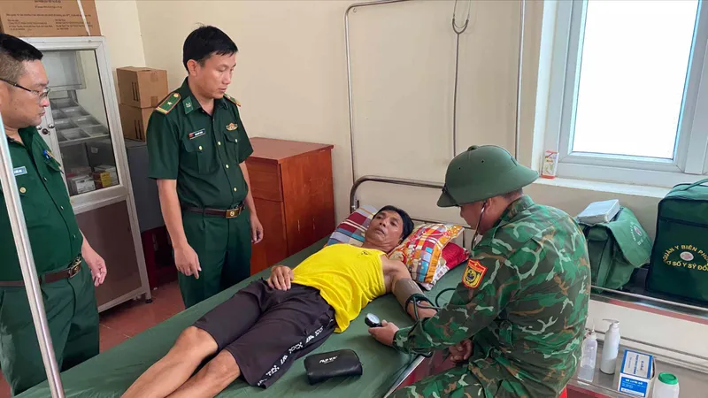 Quảng Bình: Thêm 1 ngư dân trong 4 tàu bị chìm được đưa vào bờ