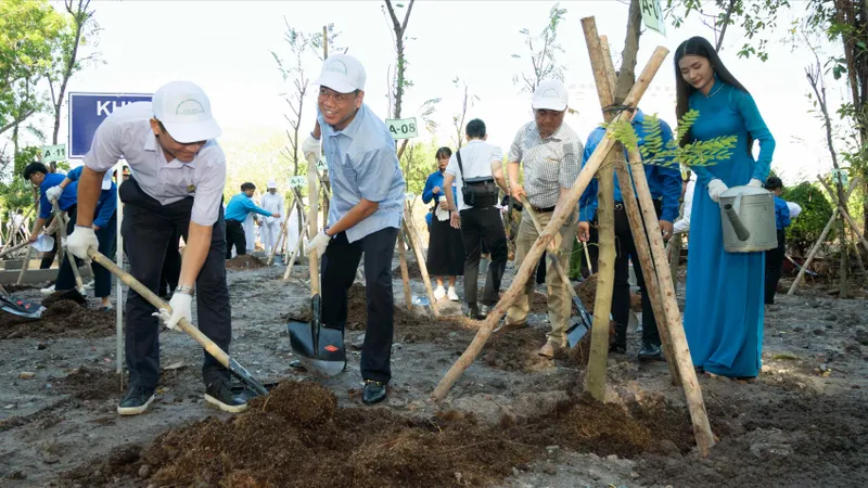Phó chủ tịch UBND TPHCM Nguyễn Văn Dũng cùng các đại biểu tham gia trồng cây tại Công viên Hồ Khánh Hội (quận 4). Ảnh QUỐC THANH