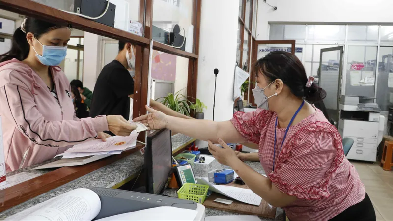 Công chức phường Bình Hưng Hòa A, quận Bình Tân giải quyết thủ tục hành chính cho người dân. Ảnh: NGÔ BÌNH