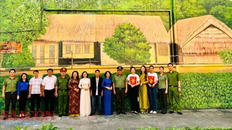 Các đơn vị bên cạnh bức họa “Việt Nam tươi đẹp” thứ 11 (bên hông UBND quận 1) tại đường sách Thành phố.