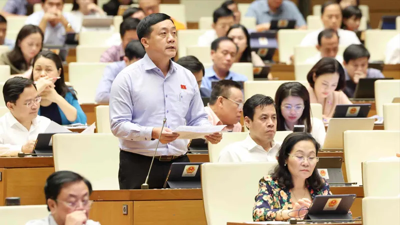 Thiếu bãi đỗ xe ở các đô thị lớn, đại biểu Quốc hội kiến nghị cho phép khai thác mặt bằng gầm cầu đường bộ