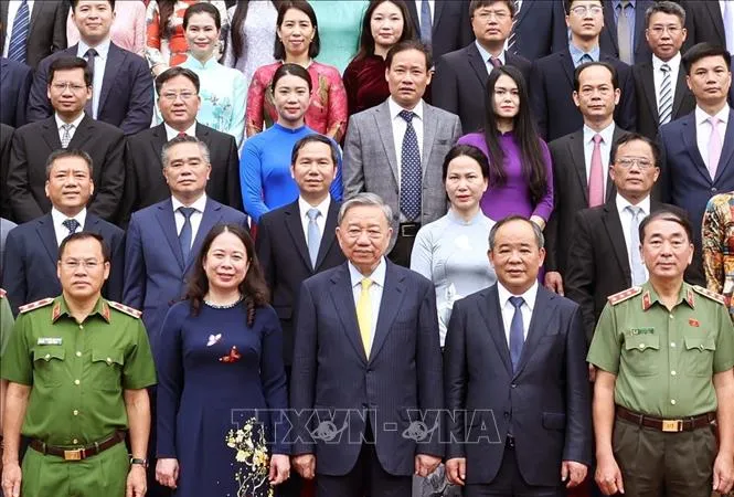Chủ tịch nước Tô Lâm với các cán bộ Văn phòng Chủ tịch nước. Ảnh: TTXVN