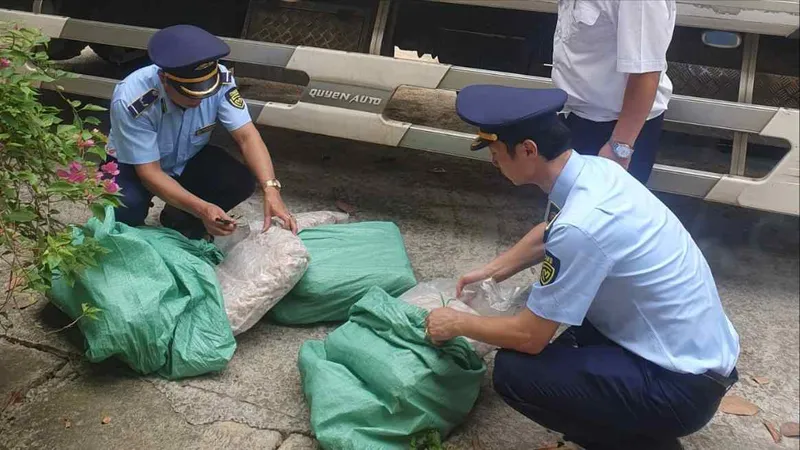 Phát hiện 4 tấn chân gà đã đổi màu, chảy nước