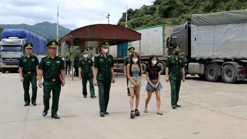 Cán bộ Đồn Biên phòng Cửa khẩu quốc tế Cầu Treo (Bộ đội Biên phòng tỉnh Hà Tĩnh) đón 2 nạn nhân về Việt Nam an toàn 