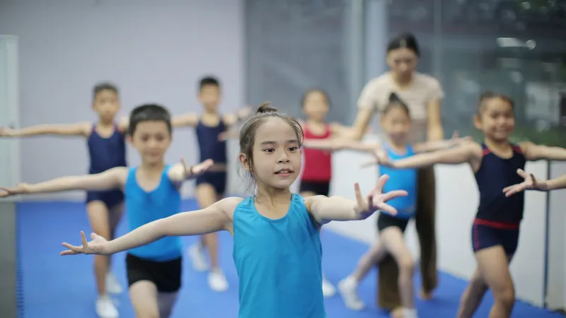 Đội Aerobic nhóm tuổi 9-11 tập luyện tại Nhà thi đấu Nguyễn Du, quận 1, TPHCM. Ảnh: DŨNG PHƯƠNG