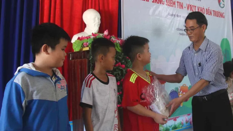 Nhà báo Nguyễn Hữu Hùng tặng quà cho các em đạt thành tích cao trong năm học 2023-2024