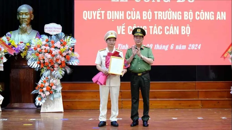 Thứ trưởng Lê Quốc Hùng trao quyết định điều động, bổ nhiệm Đại tá Nguyễn Xuân Thao giữ chức vụ Giám đốc Công an tỉnh Hà Tĩnh