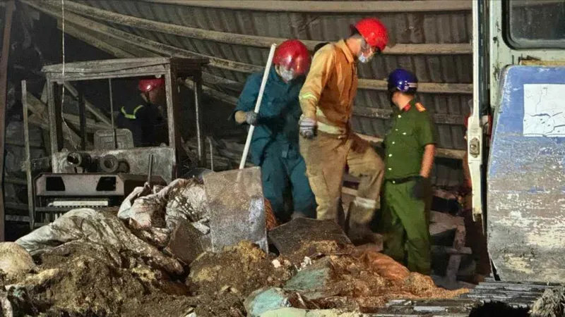 Công an khám nghiệm hiện trường.