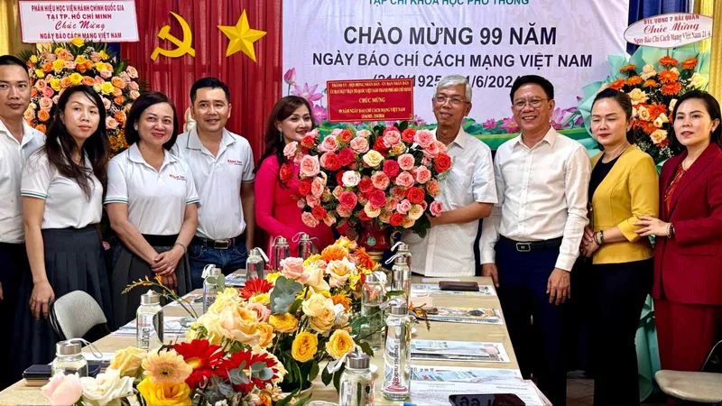 Phó Chủ tịch UBND TPHCM Võ Văn Hoan thăm, chúc mừng Tạp chí Khoa học phổ thông.