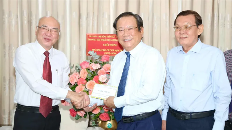 Đồng chí Phan Nguyễn Như Khuê thăm, chúc mừng các cơ quan báo chí