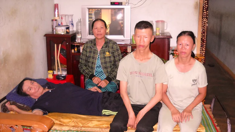 Gia cảnh bi đát do chồng, con và cháu ngoại bị bệnh