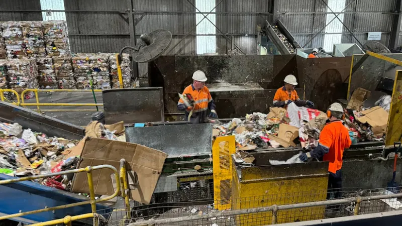 Một nhà máy tái chế rác điện tử ở Australia. Ảnh: ABC