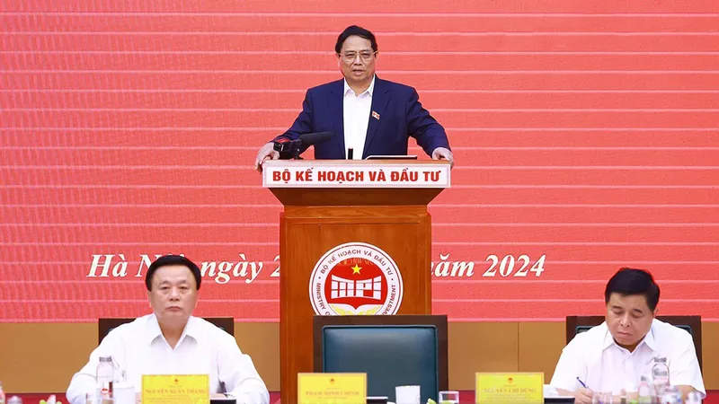 Thủ tướng Phạm Minh Chính phát biểu tại buổi làm việc của Thường trực Tổ Biên tập của Tiểu ban Văn kiện và Tiểu ban Kinh tế - Xã hội Đại hội lần thứ XIV của Đảng, sáng 21-6. Ảnh: VIẾT CHUNG