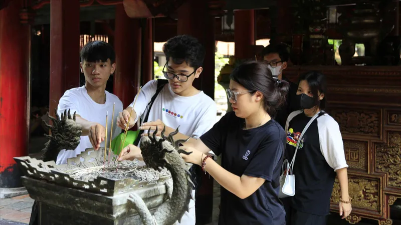 Nườm nượp sĩ tử và phụ huynh tới Văn Miếu- Quốc Tử Giám trước kỳ thi. Ảnh HÀ NGUYỄN