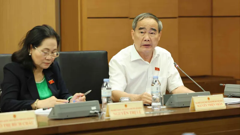 Đoàn đại biểu Quốc hội TPHCM thảo luận tại tổ, chiều 25-6. Ảnh: QUANG PHÚC