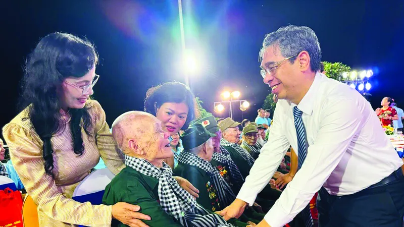 Phó Bí thư Thành ủy TPHCM, Bí thư Đảng đoàn MTTQ Việt Nam TPHCM Nguyễn Phước Lộc và Phó Bí thư Thường trực Đảng ủy khối, phụ trách Đảng bộ Khối Dân - Chính - Đảng TPHCM Nguyễn Thị Kim Dung tặng quà các cựu chiến binh tham gia Chiến dịch Điện Biên Phủ năm xưa. Ảnh: NHƯ Ý