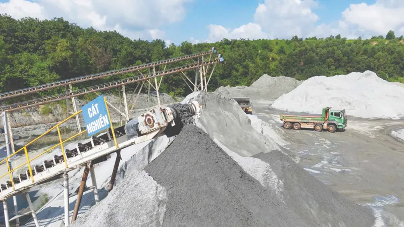 Cát nghiền tại Nhà máy Hùng Vương, tỉnh Bình Dương. Ảnh: HOÀNG HÙNG