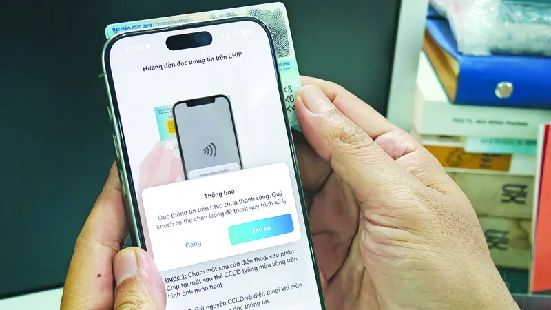 Quét thông tin CCCD không phải lúc nào cũng thành công khi cập nhật sinh trắc học qua app ngân hàng nên người dùng cần kiên nhẫn. Ảnh: TẤN BA